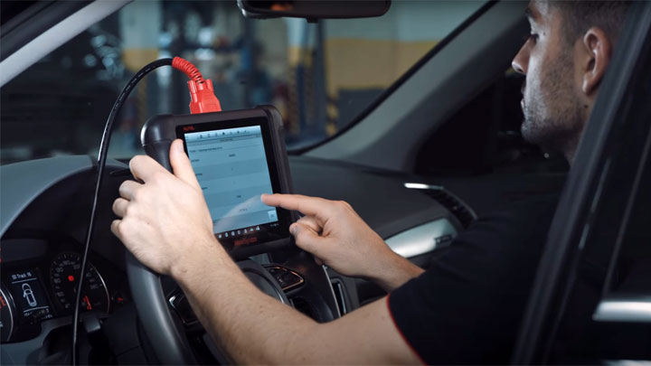 automotive-scan-tool-is-the-device-that-helps-to-determine-and-troubleshoot-your-engine-issues